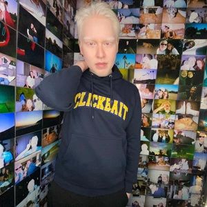 Clickbait navy hoodie :))